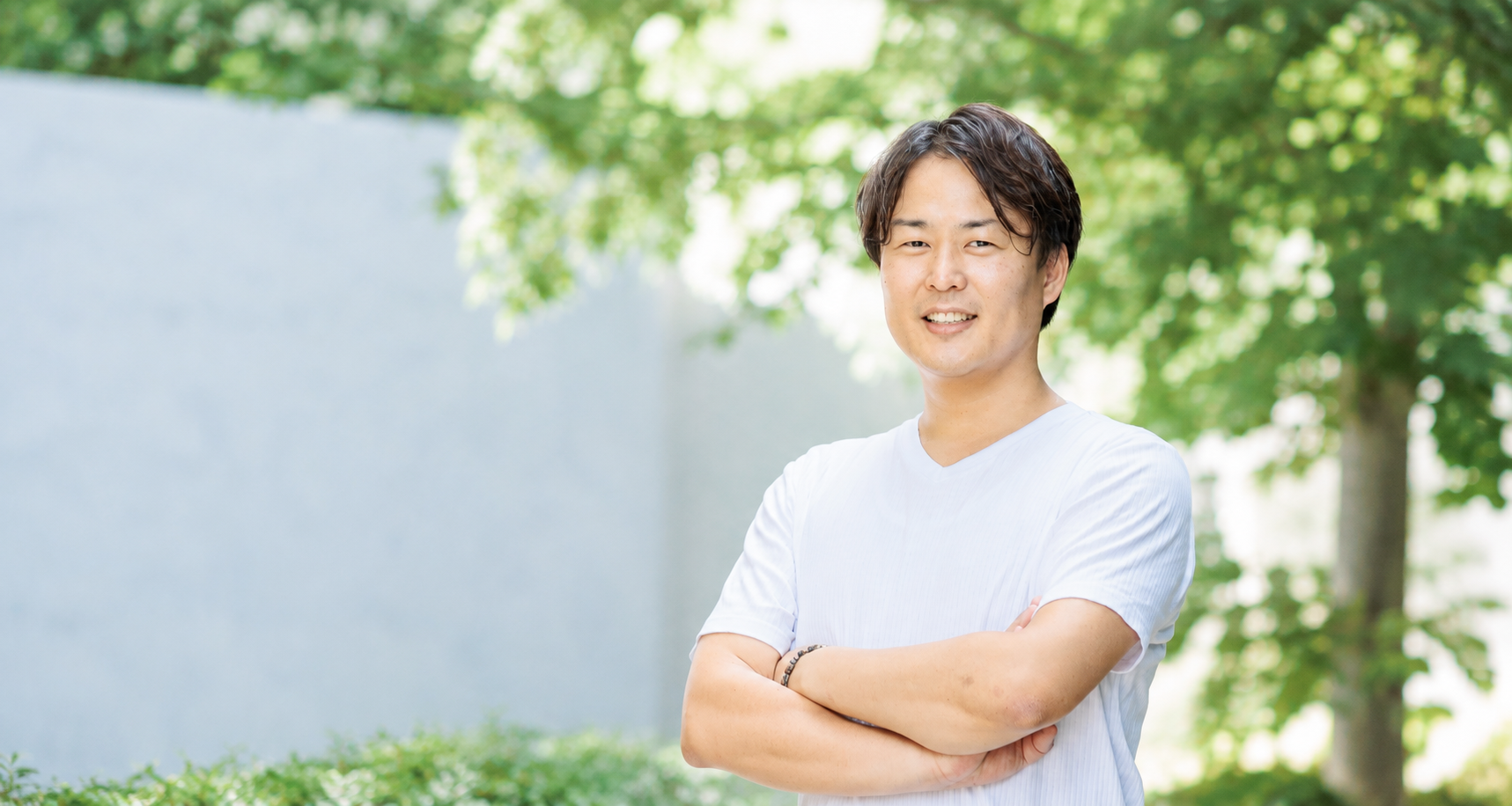 緑の中に立つ株式会社フルブレインの代表